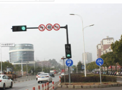 路口的交通信号灯装多少数量才合理?